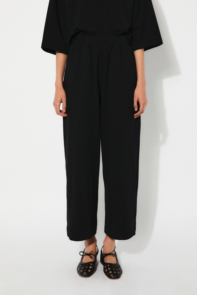 https://hotakaexchange.blob.core.windows.net/odoo/SS25%20TIMELESS%20LOW-WEB/251005C-PA_Black_Pants_ADAMA_SS25_2.jpg