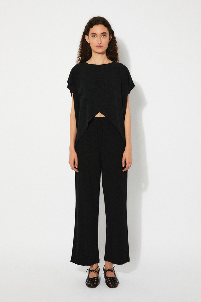 https://hotakaexchange.blob.core.windows.net/odoo/SS25%20TIMELESS%20LOW-WEB/251922-TO_Black_Shirt_LUCIA_SS25_2.jpg