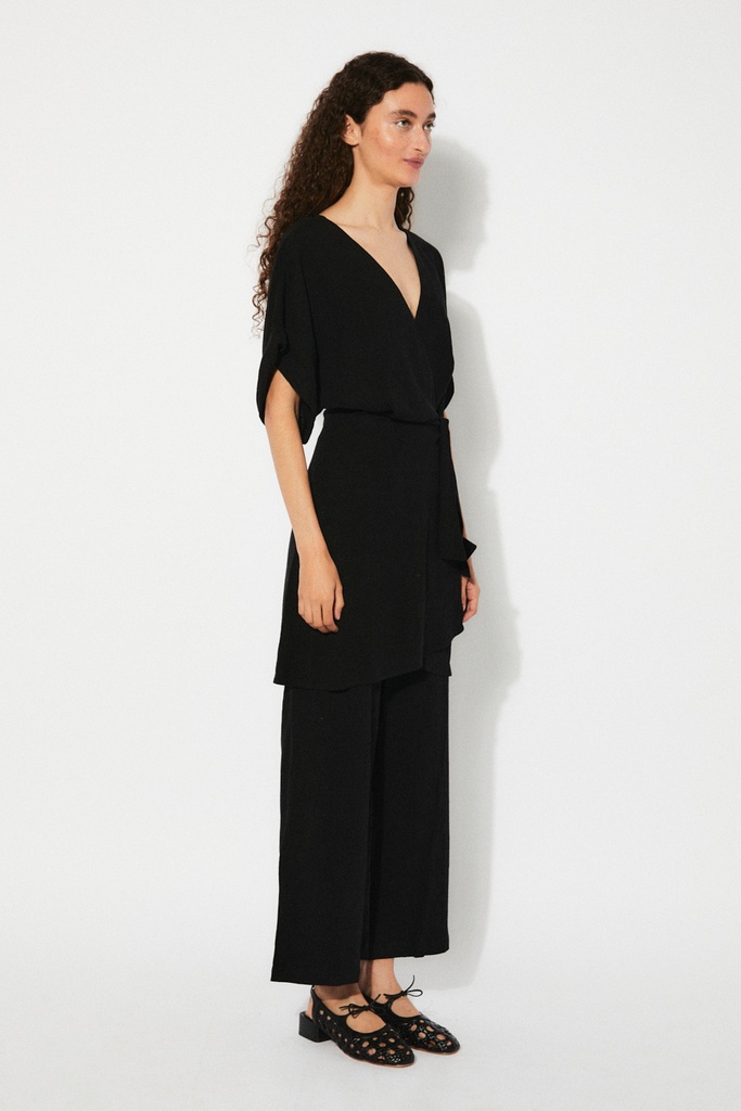 https://hotakaexchange.blob.core.windows.net/odoo/SS25%20TIMELESS%20LOW-WEB/251989-VE_Black_Dress_ANGELA_SS25_2.jpg
