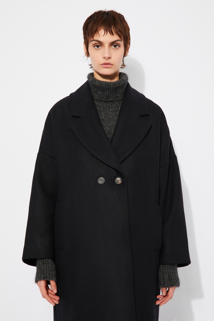 https://hotakaexchange.blob.core.windows.net/odoo/SS25%20TIMELESS%20LOW-WEB/252027-AB_Black_Coat_CEDAR_SS25_2.jpg