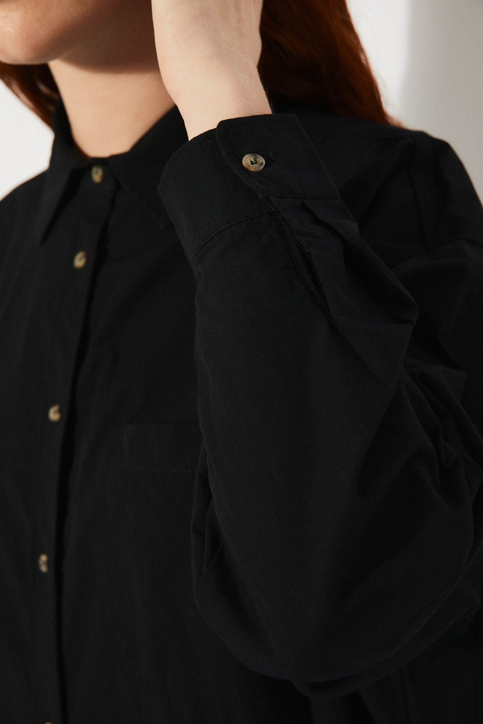 https://hotakaexchange.blob.core.windows.net/odoo/SS25%20TIMELESS%20LOW-WEB/252058-CM_Black_Shirt_MORRIS_SS25_2.jpg