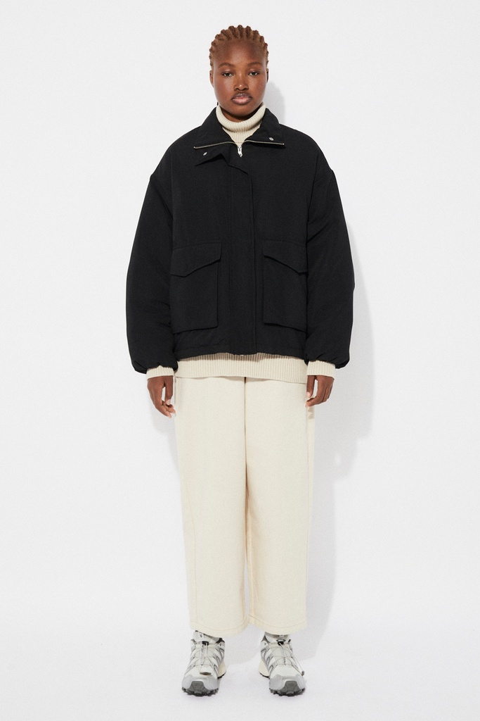 https://hotakaexchange.blob.core.windows.net/odoo/SS25%20TIMELESS%20LOW-WEB/252239-AB_Black_Jacket_PICEA_SS25_2.jpg
