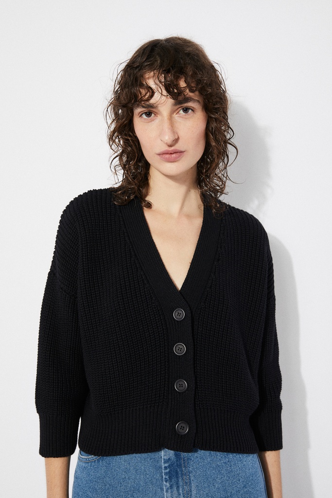 https://hotakaexchange.blob.core.windows.net/odoo/SS25%20TIMELESS%20LOW-WEB/252382-JE_Black_Sweater_SCLATER_SS25_1.jpg
