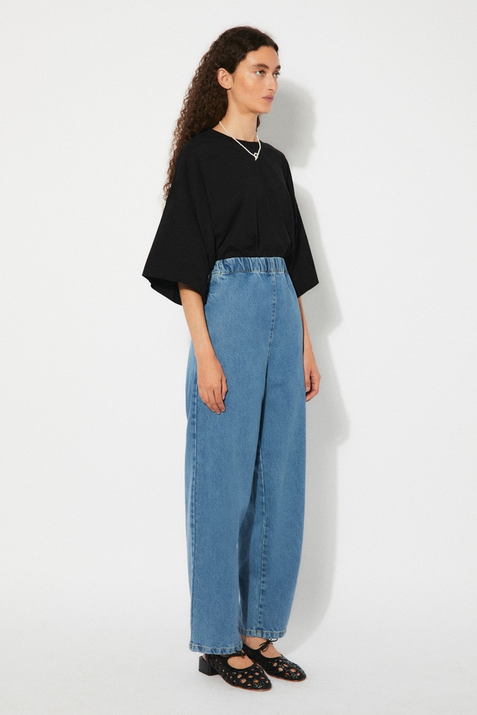 https://hotakaexchange.blob.core.windows.net/odoo/SS25%20TIMELESS%20LOW-WEB/252420-PA_Denim_Pants_FEIXA_SS25_2.jpg