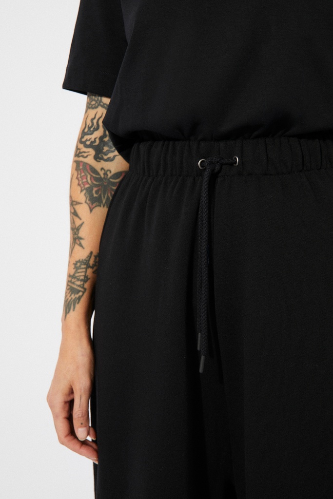 https://hotakaexchange.blob.core.windows.net/odoo/SS25%20TIMELESS%20LOW-WEB/25TC2024-PA_Black_Pants_WANDA_SS25_2.jpg
