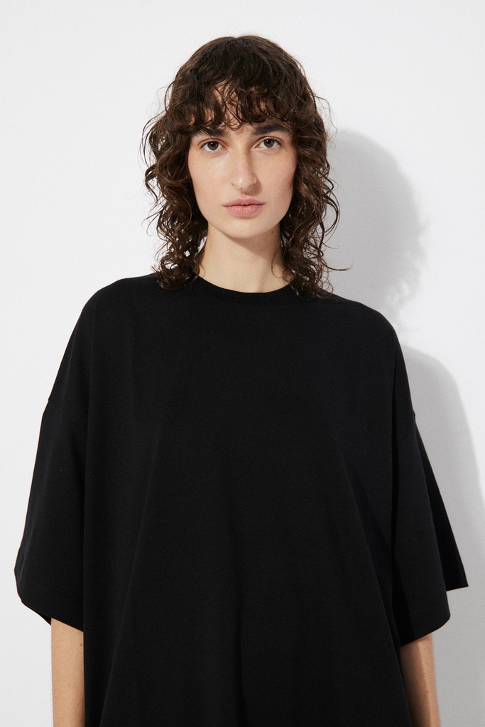 https://hotakaexchange.blob.core.windows.net/odoo/SS25%20TIMELESS%20LOW-WEB/25TC2028-CA_Black_Shirt_AVA_SS25_2.jpg