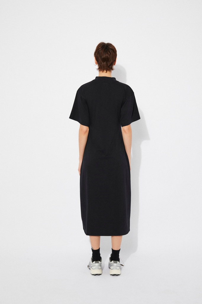 https://hotakaexchange.blob.core.windows.net/odoo/SS25%20TIMELESS%20LOW-WEB/251001-VE_Black_Dress_BRENDA_SS25_3.jpg