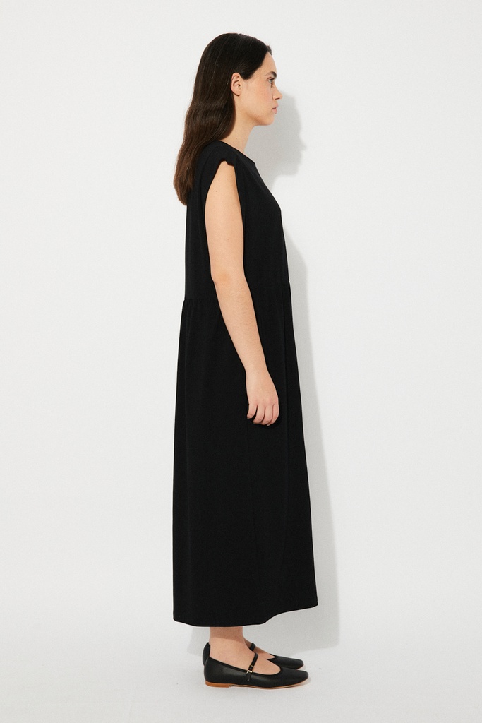 https://hotakaexchange.blob.core.windows.net/odoo/SS25%20TIMELESS%20LOW-WEB/251002-VE_Black_Dress_TULULA_SS25_3.jpg