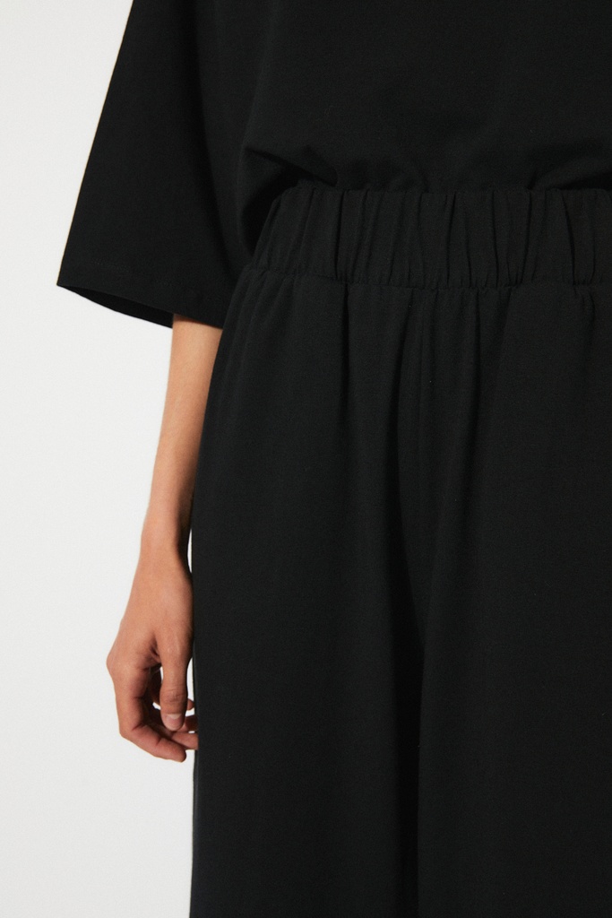 https://hotakaexchange.blob.core.windows.net/odoo/SS25%20TIMELESS%20LOW-WEB/251005C-PA_Black_Pants_ADAMA_SS25_3.jpg