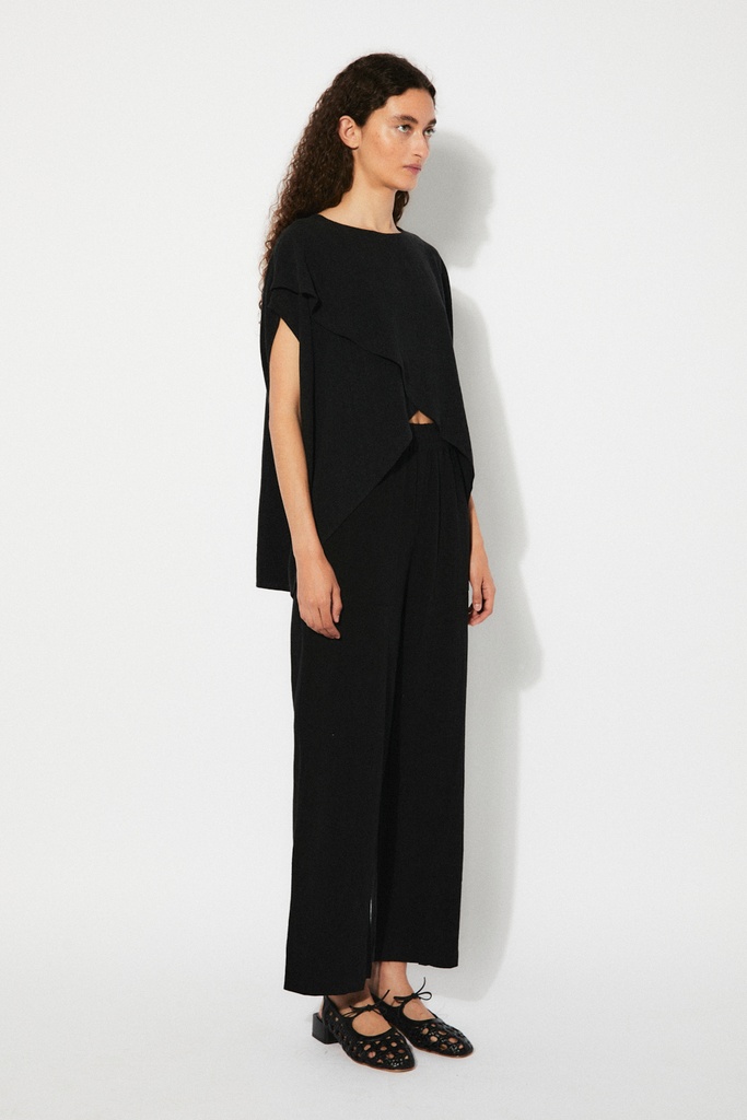 https://hotakaexchange.blob.core.windows.net/odoo/SS25%20TIMELESS%20LOW-WEB/251922-TO_Black_Shirt_LUCIA_SS25_3.jpg