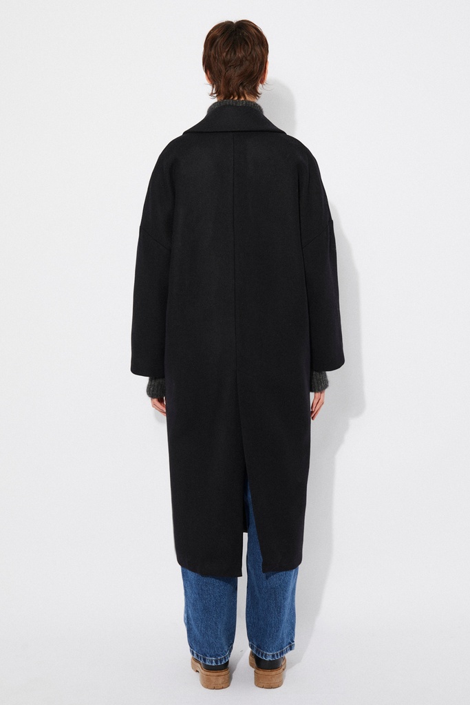 https://hotakaexchange.blob.core.windows.net/odoo/SS25%20TIMELESS%20LOW-WEB/252027-AB_Black_Coat_CEDAR_SS25_3.jpg