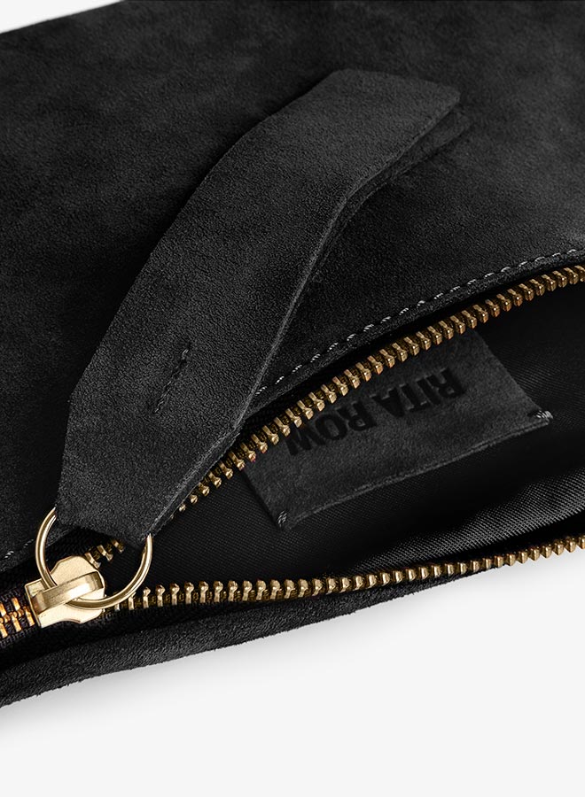 https://hotakaexchange.blob.core.windows.net/odoo/SS25%20TIMELESS%20LOW-WEB/252074-CO_Black_Bag_ANDREAS_SS25_3.jpg