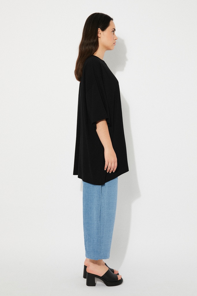 https://hotakaexchange.blob.core.windows.net/odoo/SS25%20TIMELESS%20LOW-WEB/25TC2028-CA_Black_Shirt_AVA_SS25_3.jpg
