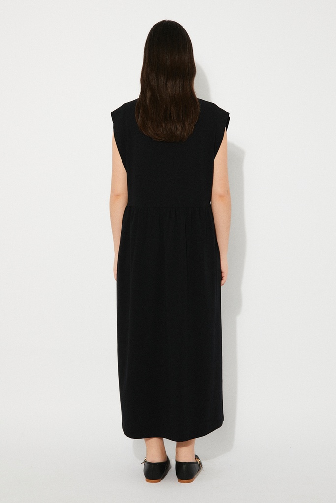 https://hotakaexchange.blob.core.windows.net/odoo/SS25%20TIMELESS%20LOW-WEB/251002-VE_Black_Dress_TULULA_SS25_4.jpg