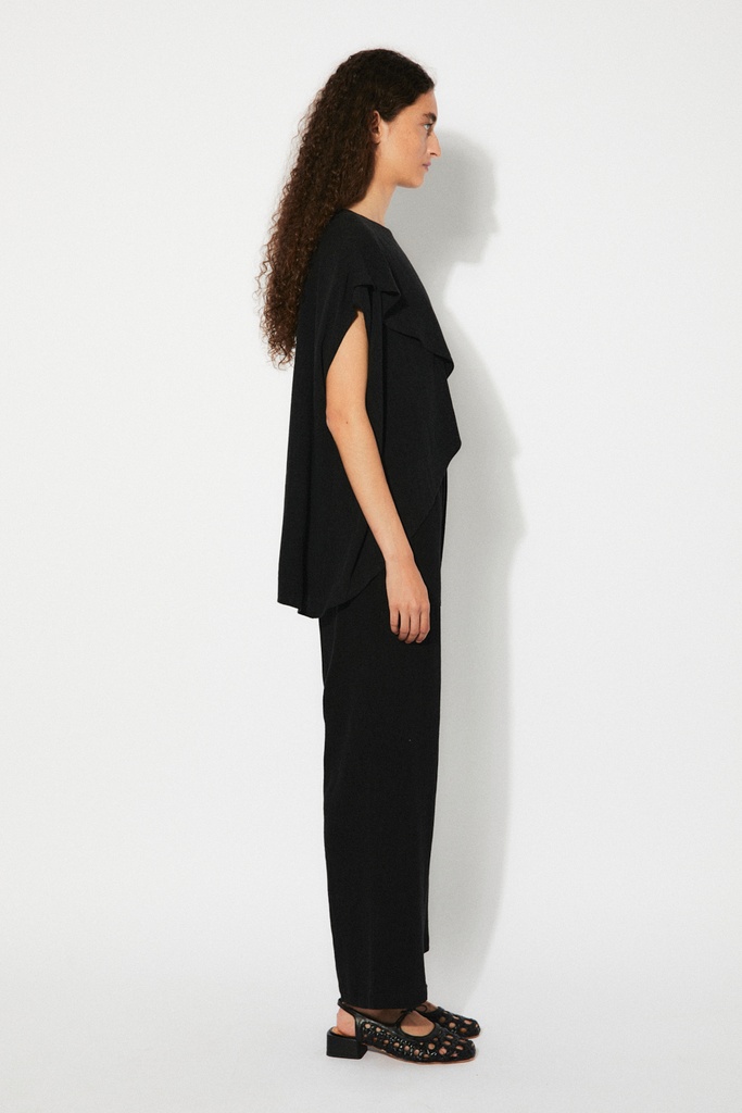 https://hotakaexchange.blob.core.windows.net/odoo/SS25%20TIMELESS%20LOW-WEB/251922-TO_Black_Shirt_LUCIA_SS25_4.jpg