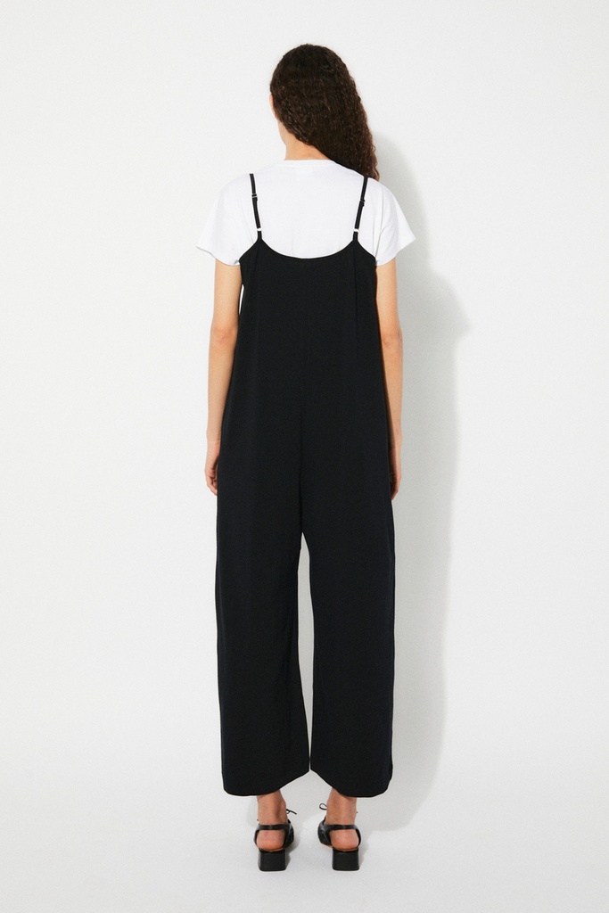 https://hotakaexchange.blob.core.windows.net/odoo/SS25%20TIMELESS%20LOW-WEB/251941-MO_Black_Jumpsuit_LUISA_SS25_4.jpg