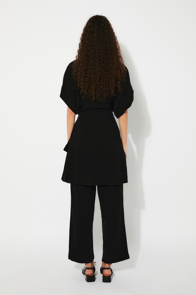 https://hotakaexchange.blob.core.windows.net/odoo/SS25%20TIMELESS%20LOW-WEB/251989-VE_Black_Dress_ANGELA_SS25_4.jpg