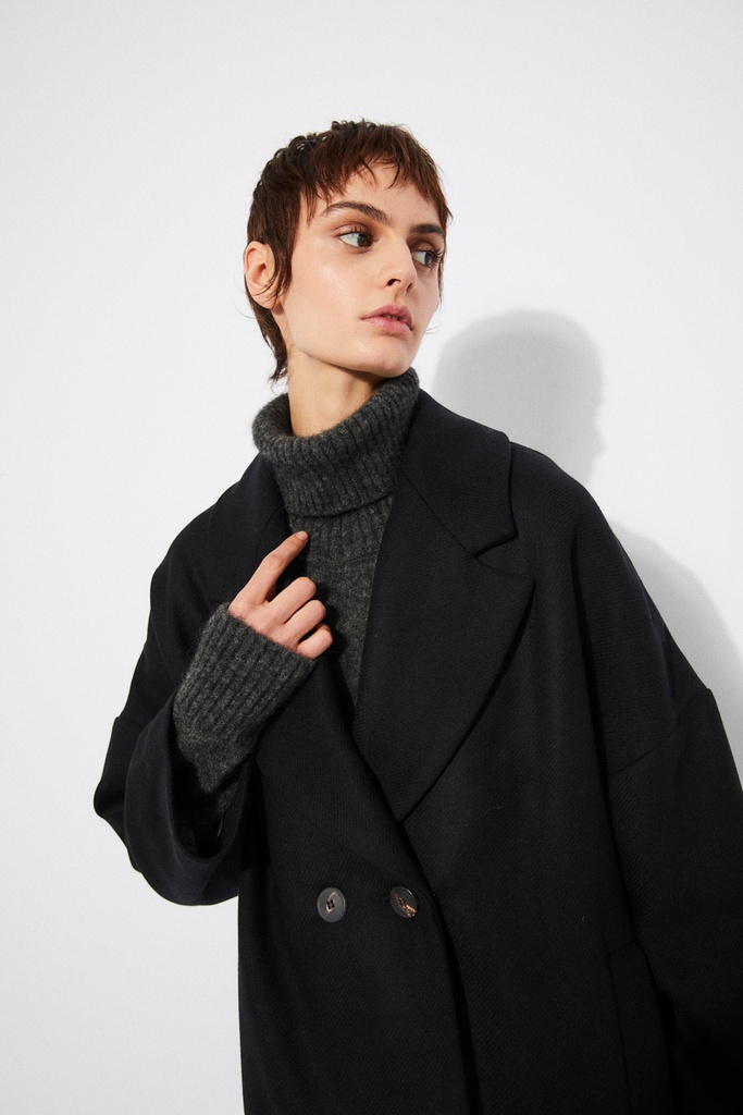 https://hotakaexchange.blob.core.windows.net/odoo/SS25%20TIMELESS%20LOW-WEB/252027-AB_Black_Coat_CEDAR_SS25_4.jpg
