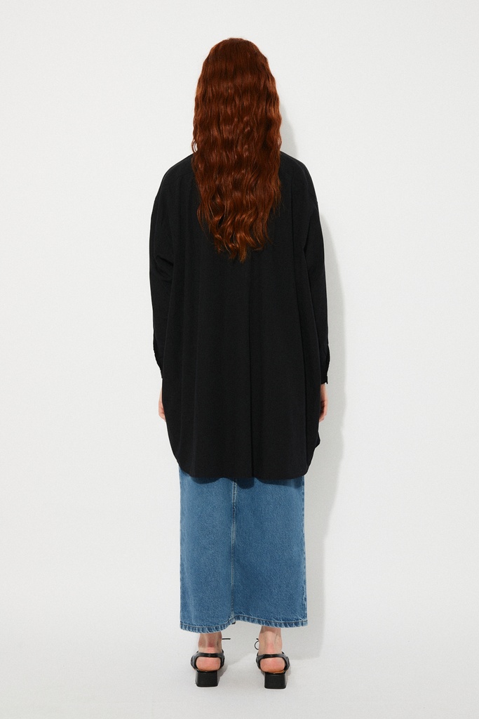 https://hotakaexchange.blob.core.windows.net/odoo/SS25%20TIMELESS%20LOW-WEB/252058-CM_Black_Shirt_MORRIS_SS25_4.jpg