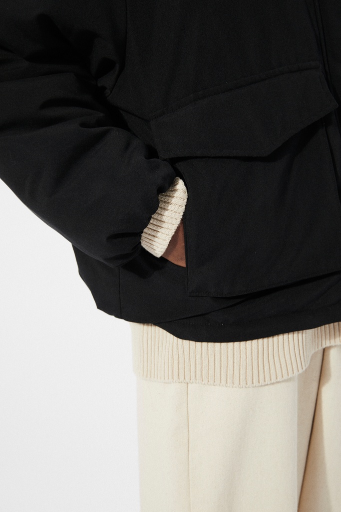 https://hotakaexchange.blob.core.windows.net/odoo/SS25%20TIMELESS%20LOW-WEB/252239-AB_Black_Jacket_PICEA_SS25_4.jpg
