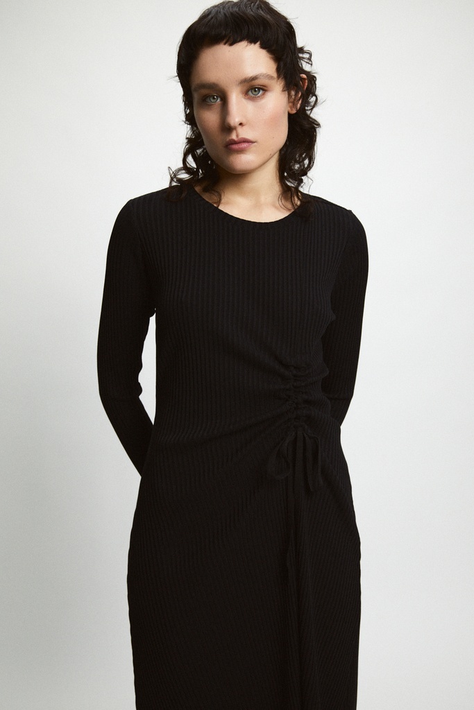 https://hotakaexchange.blob.core.windows.net/odoo/SS25%20TIMELESS%20LOW-WEB/252248-VE_Black_Dress_EVANS_SS25_4.jpg