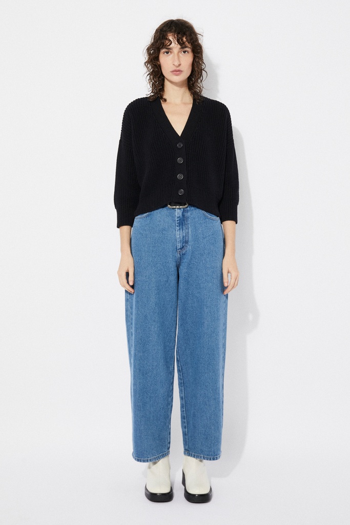 https://hotakaexchange.blob.core.windows.net/odoo/SS25%20TIMELESS%20LOW-WEB/252382-JE_Black_Sweater_SCLATER_SS25_3.jpg