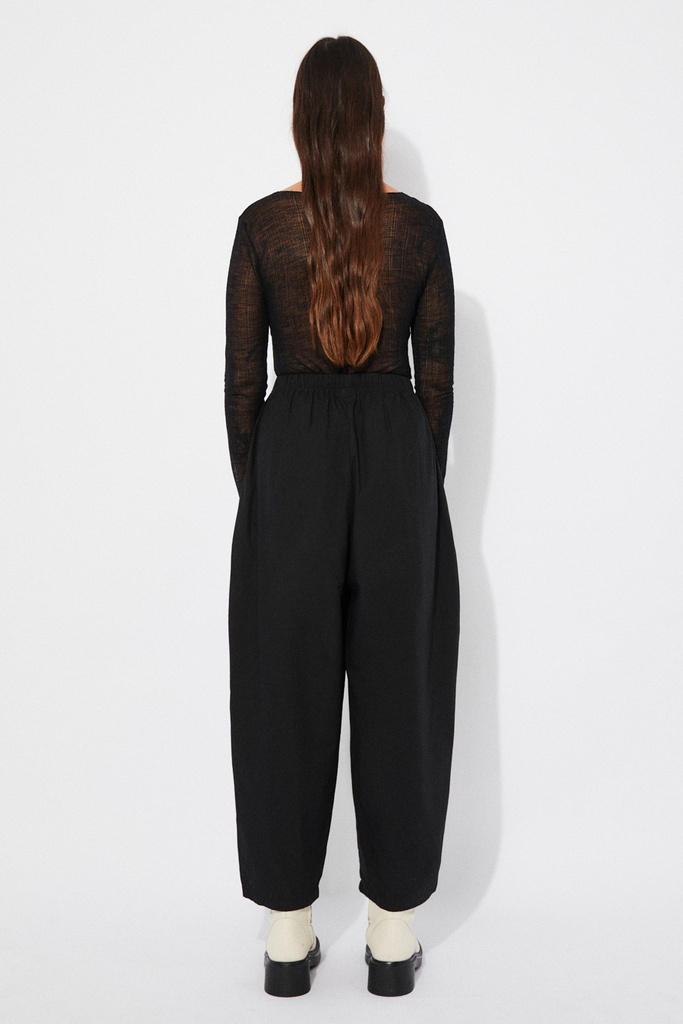 https://hotakaexchange.blob.core.windows.net/odoo/SS25%20TIMELESS%20LOW-WEB/252394-PA_Black_Pants_TURIN_SS25_4.jpg