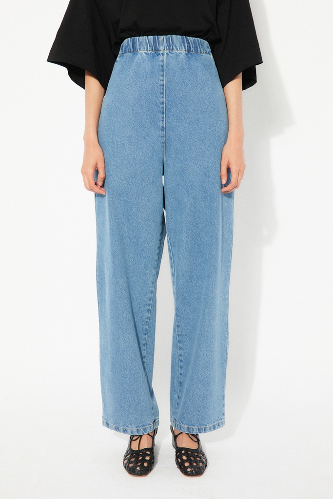 https://hotakaexchange.blob.core.windows.net/odoo/SS25%20TIMELESS%20LOW-WEB/252420-PA_Denim_Pants_FEIXA_SS25_4.jpg