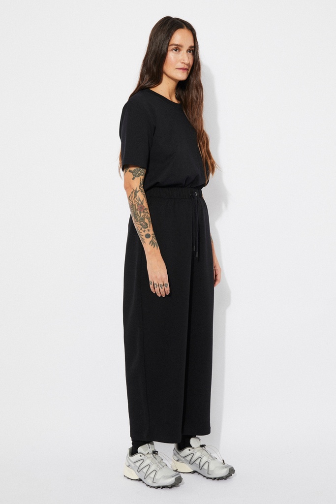 https://hotakaexchange.blob.core.windows.net/odoo/SS25%20TIMELESS%20LOW-WEB/25TC2024-PA_Black_Pants_WANDA_SS25_4.jpg