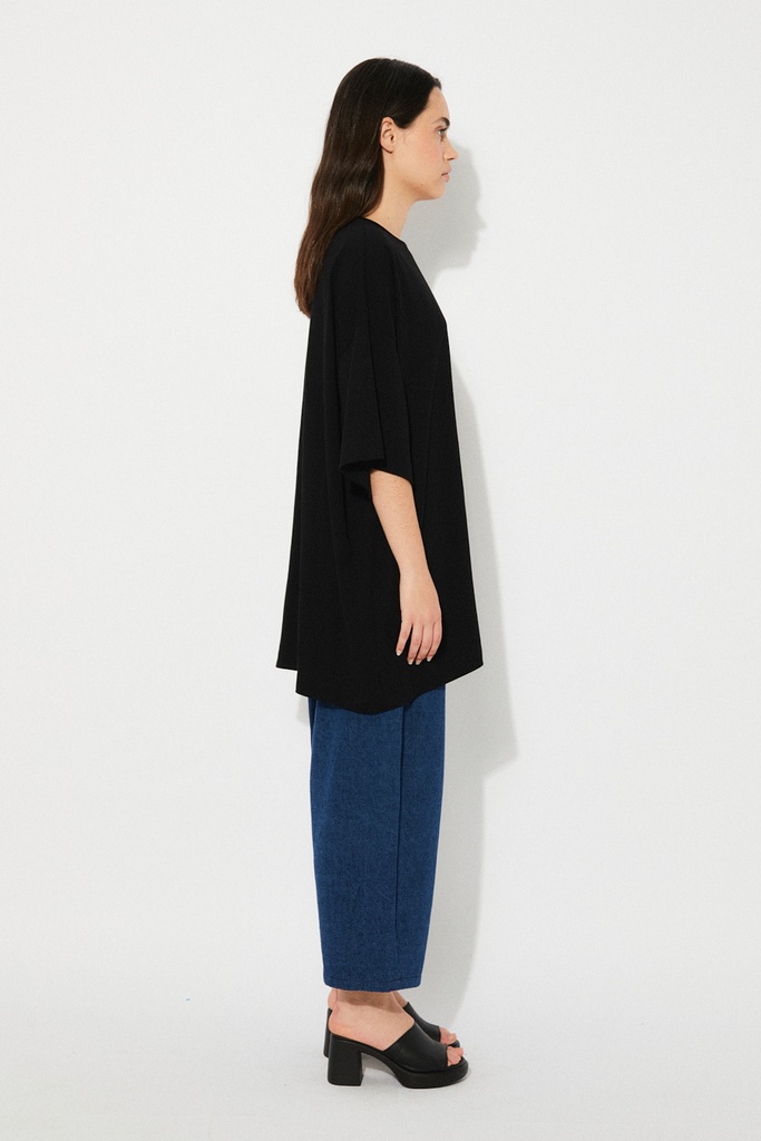 https://hotakaexchange.blob.core.windows.net/odoo/SS25%20TIMELESS%20LOW-WEB/25TC2028-CA_Black_Shirt_AVA_SS25_4.jpg