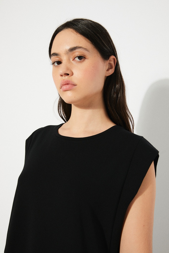 https://hotakaexchange.blob.core.windows.net/odoo/SS25%20TIMELESS%20LOW-WEB/251002-VE_Black_Dress_TULULA_SS25_5.jpg