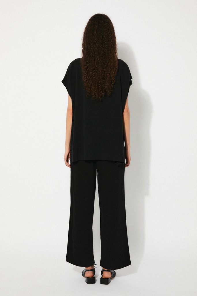 https://hotakaexchange.blob.core.windows.net/odoo/SS25%20TIMELESS%20LOW-WEB/251922-TO_Black_Shirt_LUCIA_SS25_5.jpg