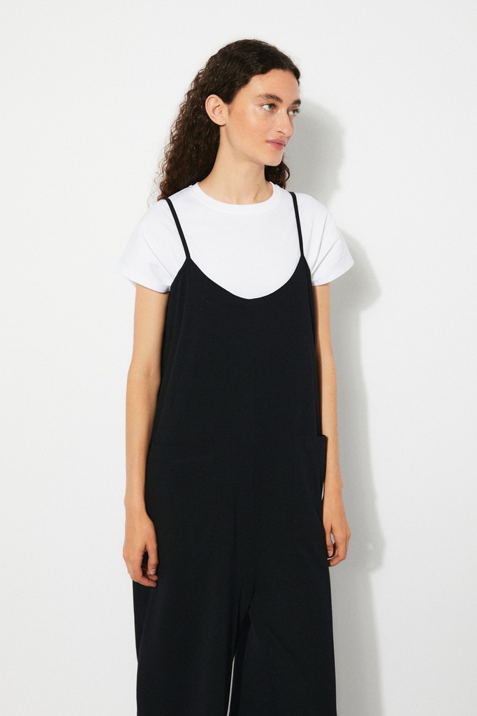 https://hotakaexchange.blob.core.windows.net/odoo/SS25%20TIMELESS%20LOW-WEB/251941-MO_Black_Jumpsuit_LUISA_SS25_5.jpg