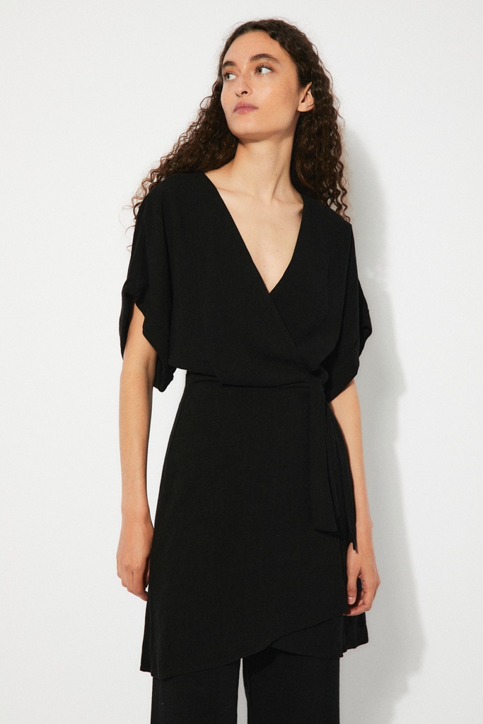 https://hotakaexchange.blob.core.windows.net/odoo/SS25%20TIMELESS%20LOW-WEB/251989-VE_Black_Dress_ANGELA_SS25_5.jpg