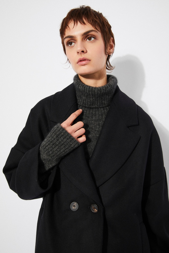 https://hotakaexchange.blob.core.windows.net/odoo/SS25%20TIMELESS%20LOW-WEB/252027-AB_Black_Coat_CEDAR_SS25_5.jpg