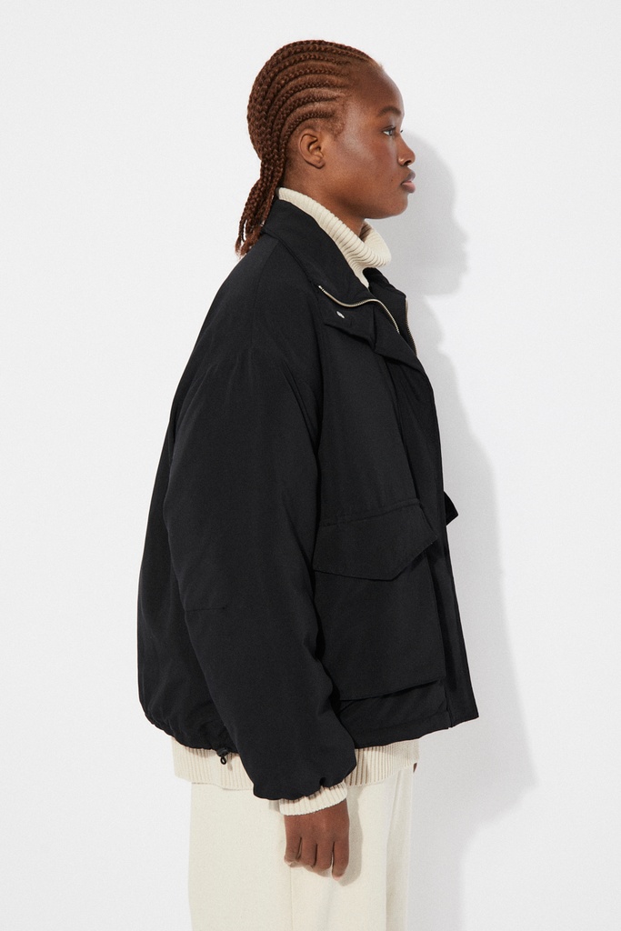 https://hotakaexchange.blob.core.windows.net/odoo/SS25%20TIMELESS%20LOW-WEB/252239-AB_Black_Jacket_PICEA_SS25_5.jpg