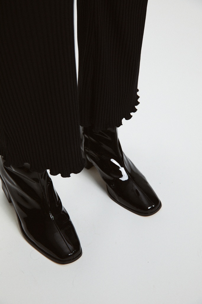 https://hotakaexchange.blob.core.windows.net/odoo/SS25%20TIMELESS%20LOW-WEB/252250-PA_Black_Pants_ROCKY_SS25_5.jpg