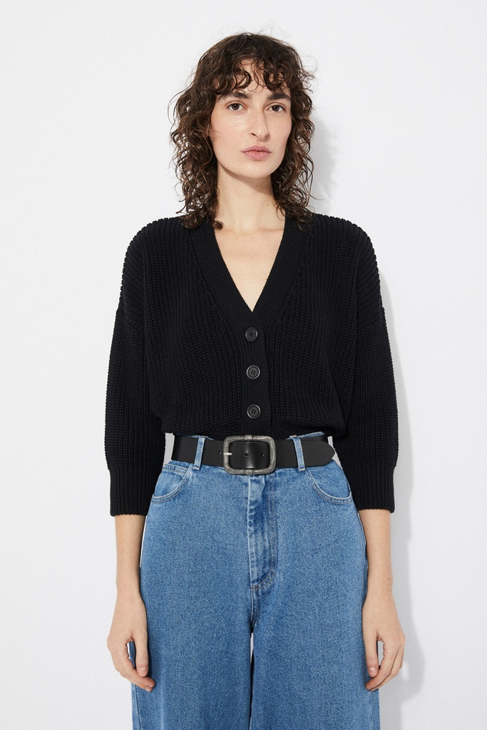 https://hotakaexchange.blob.core.windows.net/odoo/SS25%20TIMELESS%20LOW-WEB/252382-JE_Black_Sweater_SCLATER_SS25_4.jpg