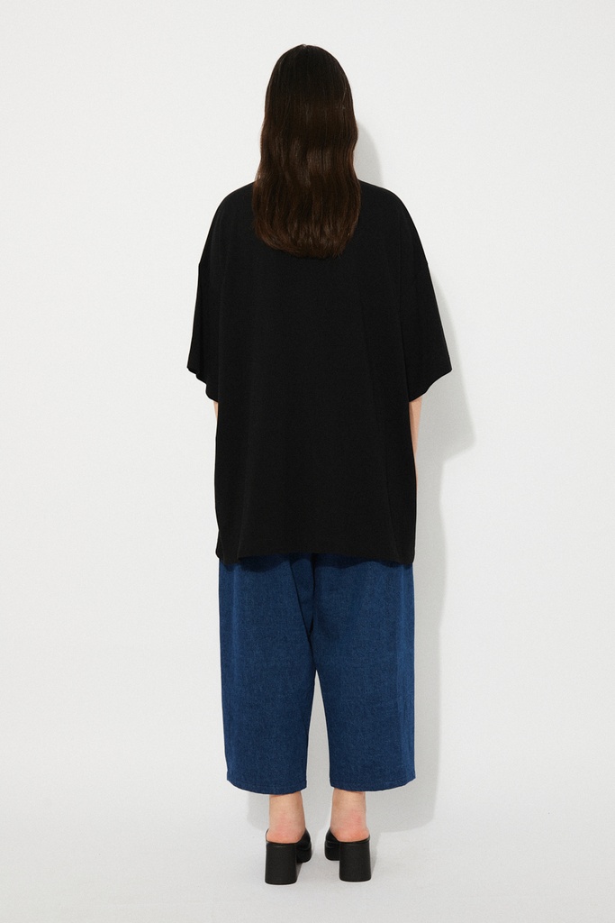 https://hotakaexchange.blob.core.windows.net/odoo/SS25%20TIMELESS%20LOW-WEB/25TC2028-CA_Black_Shirt_AVA_SS25_5.jpg