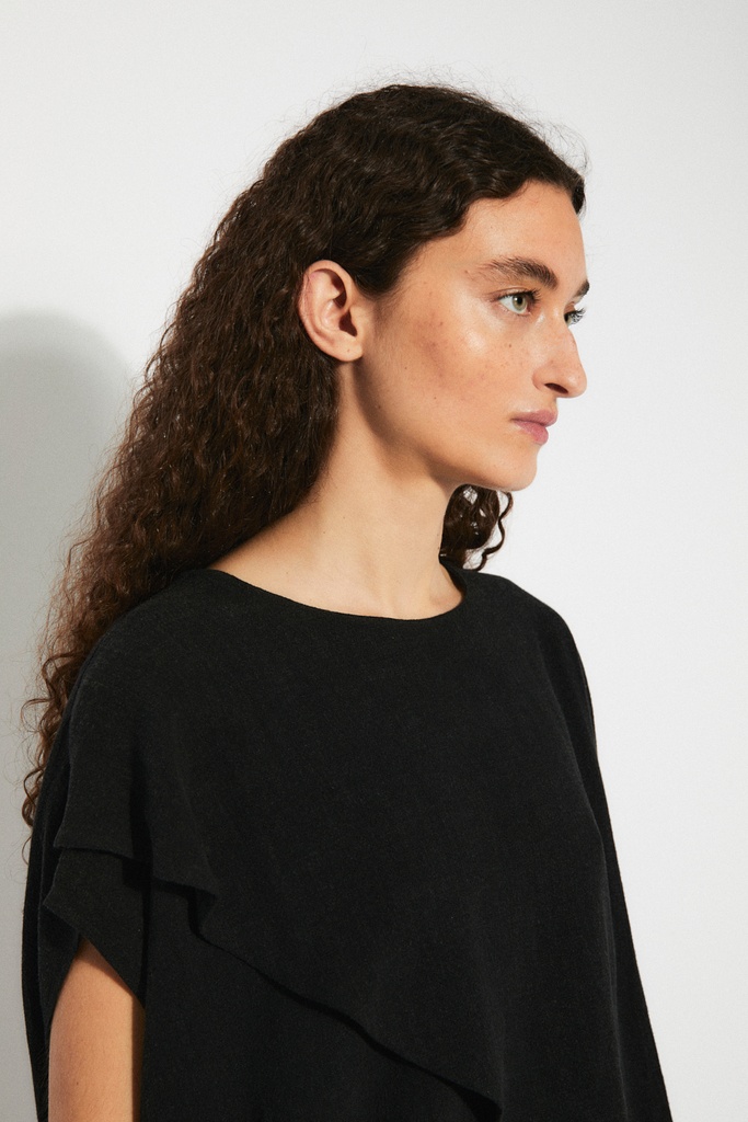 https://hotakaexchange.blob.core.windows.net/odoo/SS25%20TIMELESS%20LOW-WEB/251922-TO_Black_Shirt_LUCIA_SS25_6.jpg