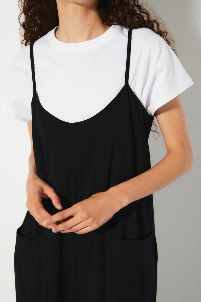 https://hotakaexchange.blob.core.windows.net/odoo/SS25%20TIMELESS%20LOW-WEB/251941-MO_Black_Jumpsuit_LUISA_SS25_6.jpg