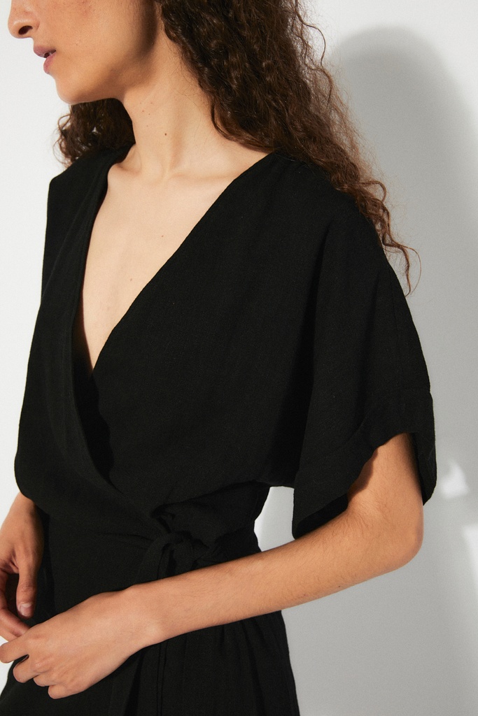 https://hotakaexchange.blob.core.windows.net/odoo/SS25%20TIMELESS%20LOW-WEB/251989-VE_Black_Dress_ANGELA_SS25_6.jpg