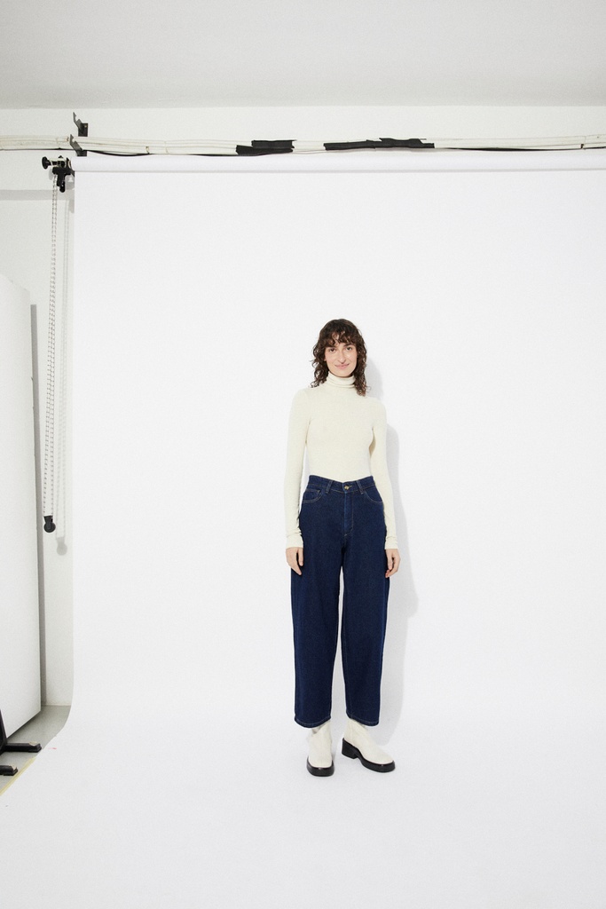 https://hotakaexchange.blob.core.windows.net/odoo/SS25%20TIMELESS%20LOW-WEB/252204-PA_Dark Denim_Pants_ALLISON_SS25_6.jpg