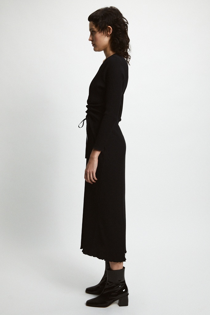 https://hotakaexchange.blob.core.windows.net/odoo/SS25%20TIMELESS%20LOW-WEB/252248-VE_Black_Dress_EVANS_SS25_6.jpg