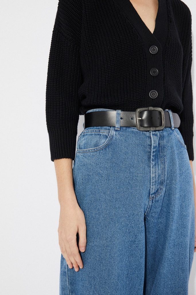 https://hotakaexchange.blob.core.windows.net/odoo/SS25%20TIMELESS%20LOW-WEB/252382-JE_Black_Sweater_SCLATER_SS25_5.jpg