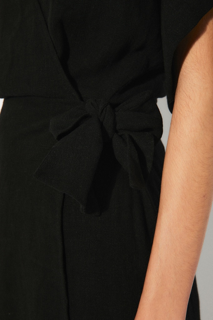 https://hotakaexchange.blob.core.windows.net/odoo/SS25%20TIMELESS%20LOW-WEB/251989-VE_Black_Dress_ANGELA_SS25_7.jpg