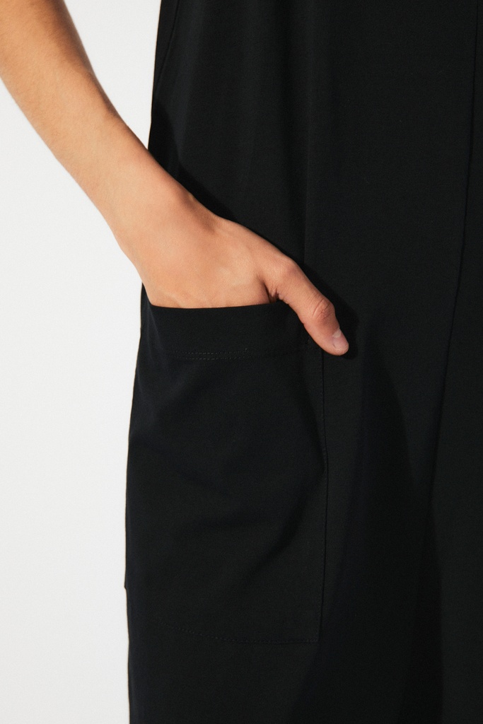 https://hotakaexchange.blob.core.windows.net/odoo/SS25%20TIMELESS%20LOW-WEB/251941-MO_Black_Jumpsuit_LUISA_SS25_8.jpg