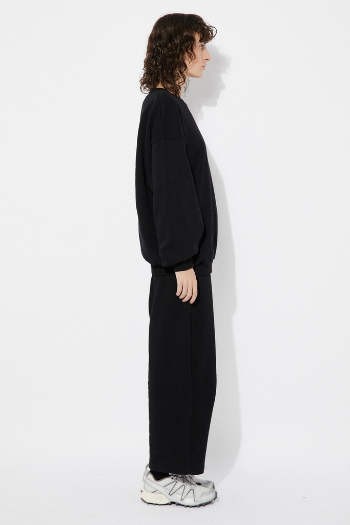 https://hotakaexchange.blob.core.windows.net/odoo/SS25%20TIMELESS%20LOW-WEB/25TC2001-SU_Black_Sweatshirt_LUCAS_SS25_8.jpg