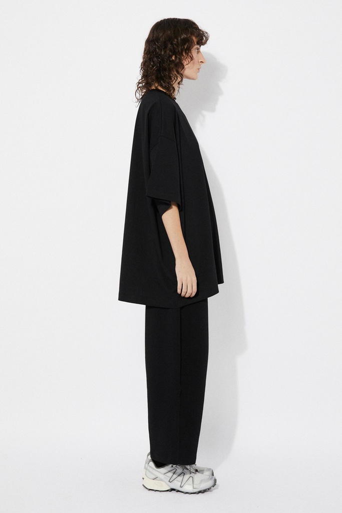 https://hotakaexchange.blob.core.windows.net/odoo/SS25%20TIMELESS%20LOW-WEB/25TC2028-CA_Black_Shirt_AVA_SS25_11.jpg