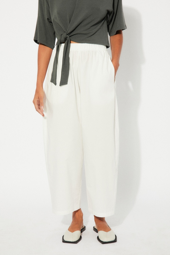 https://hotakaexchange.blob.core.windows.net/odoo/SS25%20LOW_WEB/2394-PA_White_Pants_TURIN_SS25_2.jpg